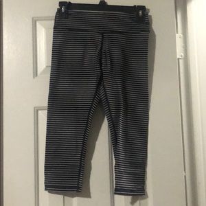 Savage barbell striped crop legging